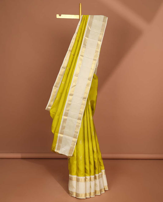 Green paisley buttas kancheepuram silk saree with contrast intricate zari border & traditional zari pallu