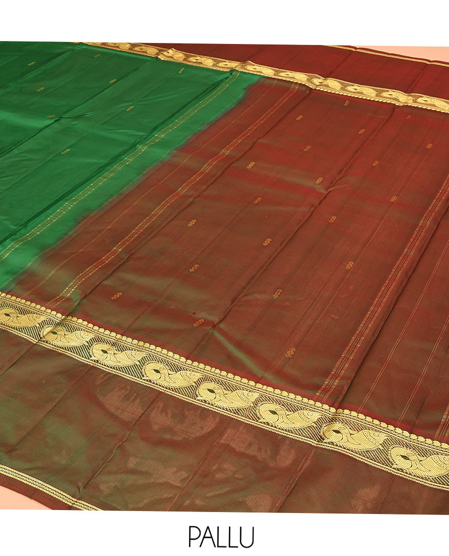 Green Plain Kanchipuram Silk Saree, Complemented by a Contrast Rettai Pettu Border of Manga, Neli, Banaras, and Meen Designs, Pallu of Zari Designs, and Paired with a Contrast Blouse