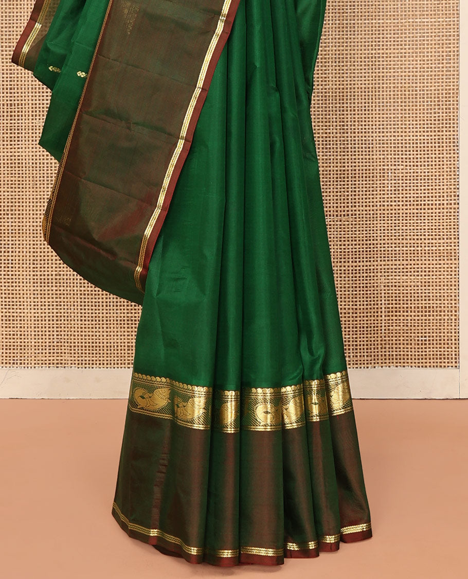 Green Plain Kanchipuram Silk Saree, Complemented by a Contrast Rettai Pettu Border of Manga, Neli, Banaras, and Meen Designs, Pallu of Zari Designs, and Paired with a Contrast Blouse
