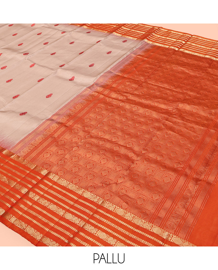 Beige Kanchipuram Silk Saree, Woven with Iruthalai Pakshi Buttas, Complemented by a Contrast Border of Mayil, Poun, Muthu, and Kathir Designs, Intricate Pallu, and a Contrast Blouse