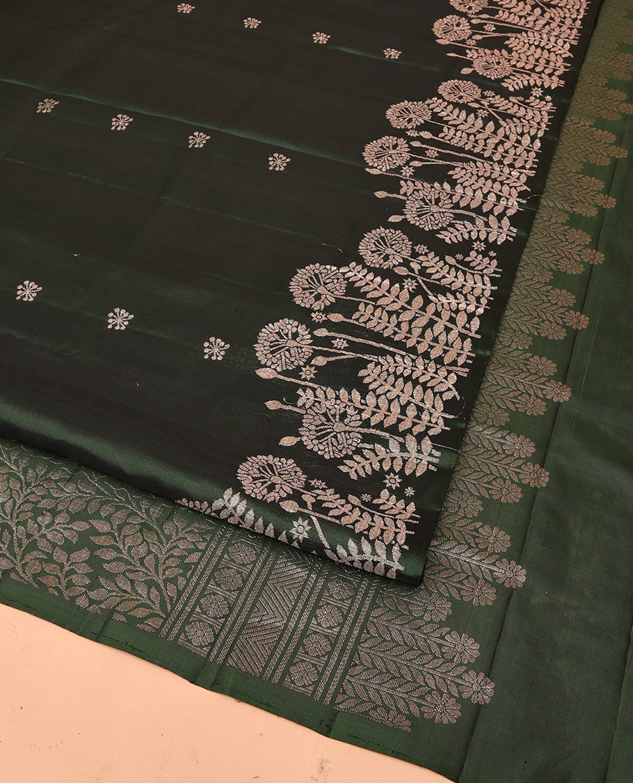 Borderless Green Mayuri Soft Silk Saree, Artfully Detailed with Floral Buttas All Over Its Body, Highlighted by Zari Border of Floral Designs, Opulently Embellished Pallu of Leaf Vine, and Paired with a Matching Blouse
