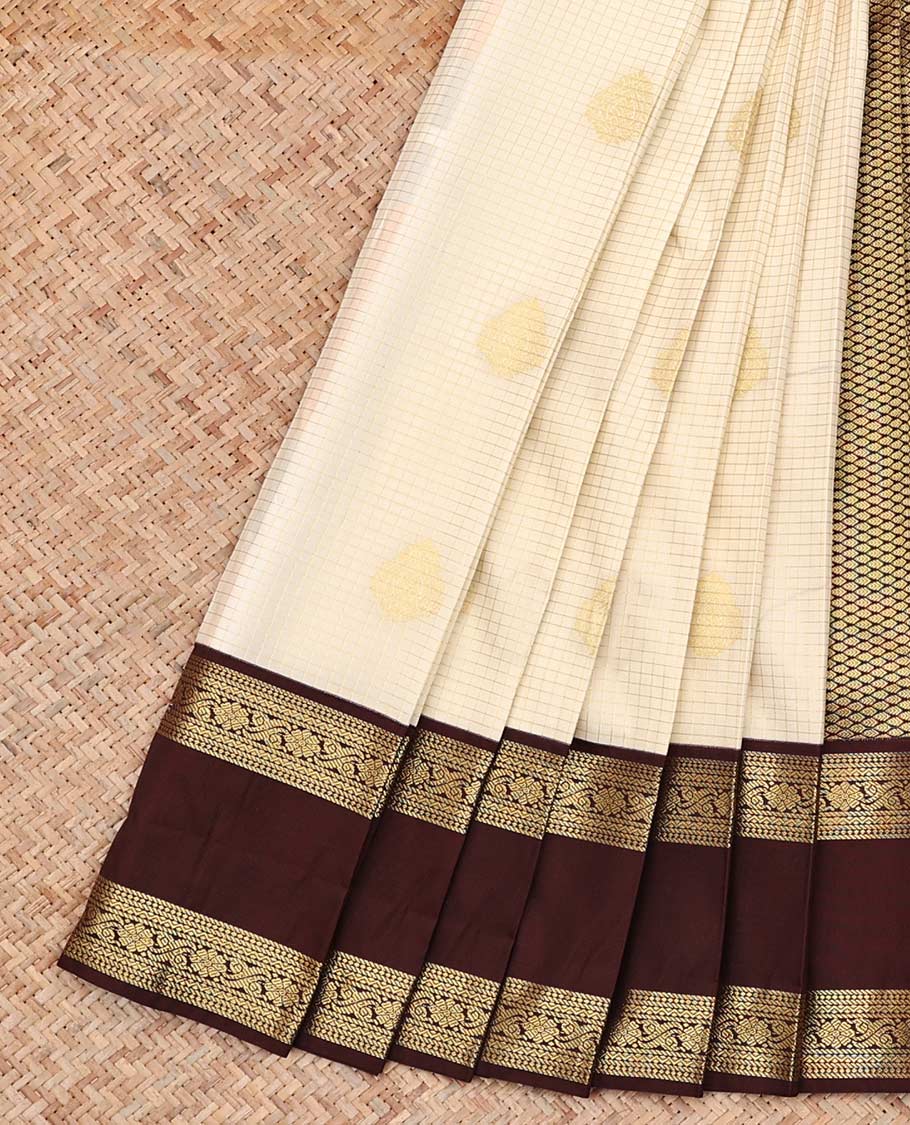 Cream Budget Silk Saree, Entralled with Zari Buttas and Checks On Its Body, Complemented by Contrast Rettai Pettu Border of Traditional Zari Designs, Grand Jaal Pallu and Paired with a Contrast Blouse