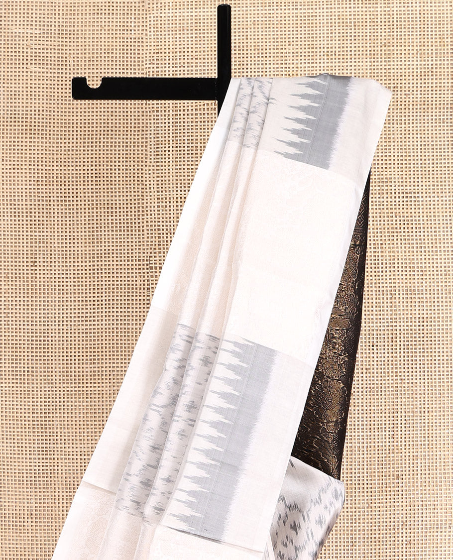 Borderless White Mayuri Soft Silk Saree, Detailed with Ogee and Temple Designs, Complemented by Contrast Pallu of Floral Jaal Design, and Contrast Blouse