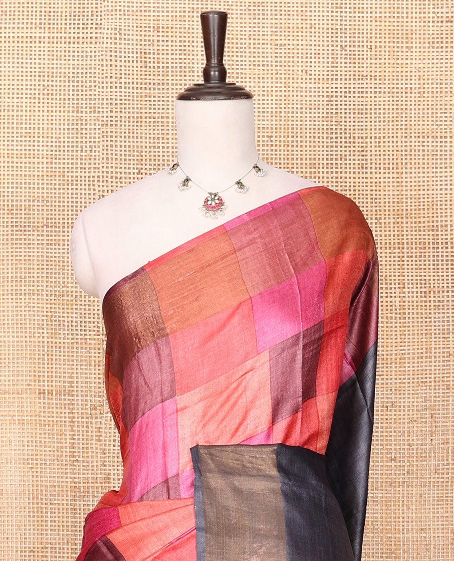 Borderless Multi-Color Checked Tussar Saree Made Spotlighted with a Contrast Pallu Featuring a House Scenery Print, Along with a Contrast House Scenery Printed Blouse