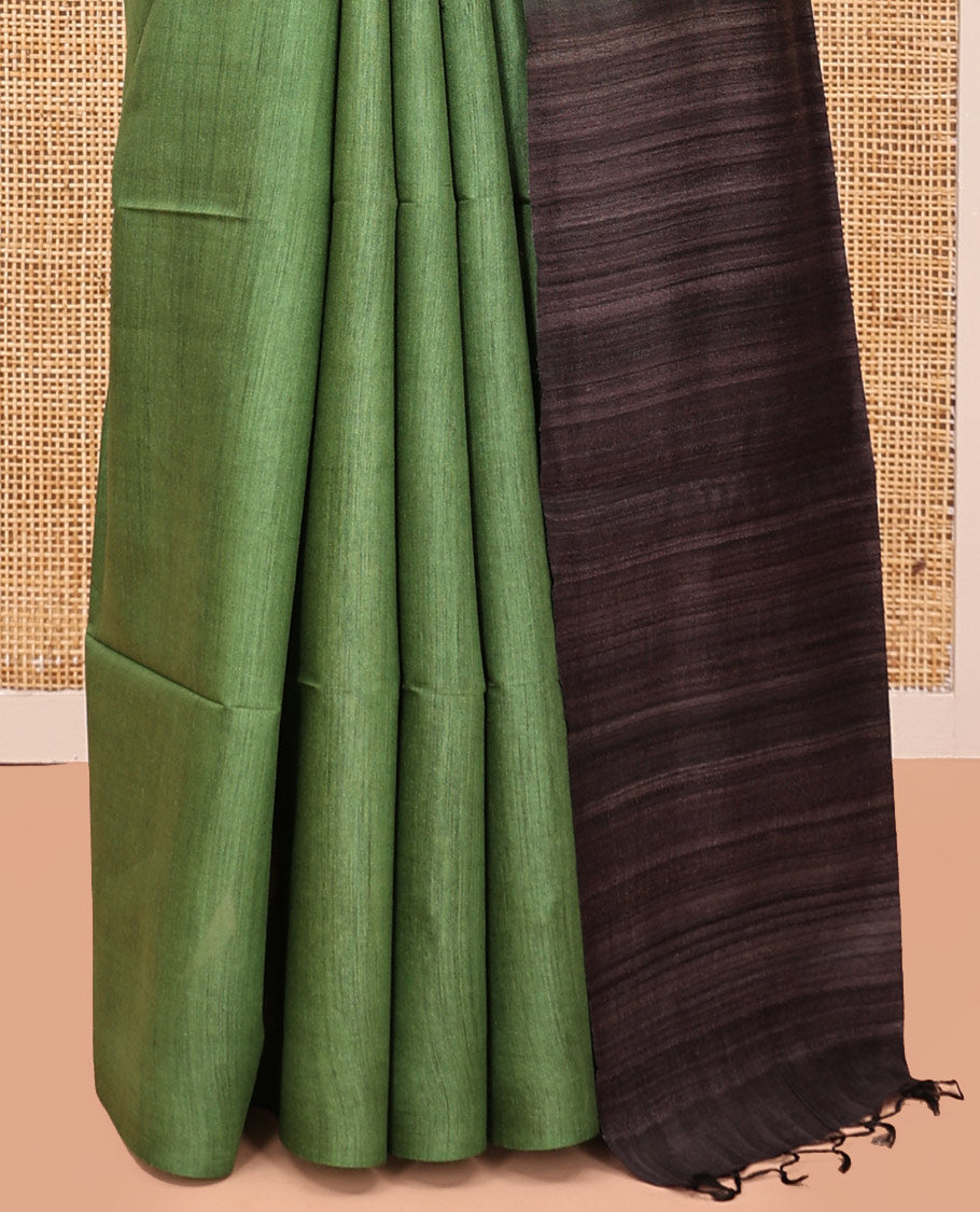 Borderless Green Plain Tussar Silk Saree, Contrast Plain Pallu, and Contrast Blouse