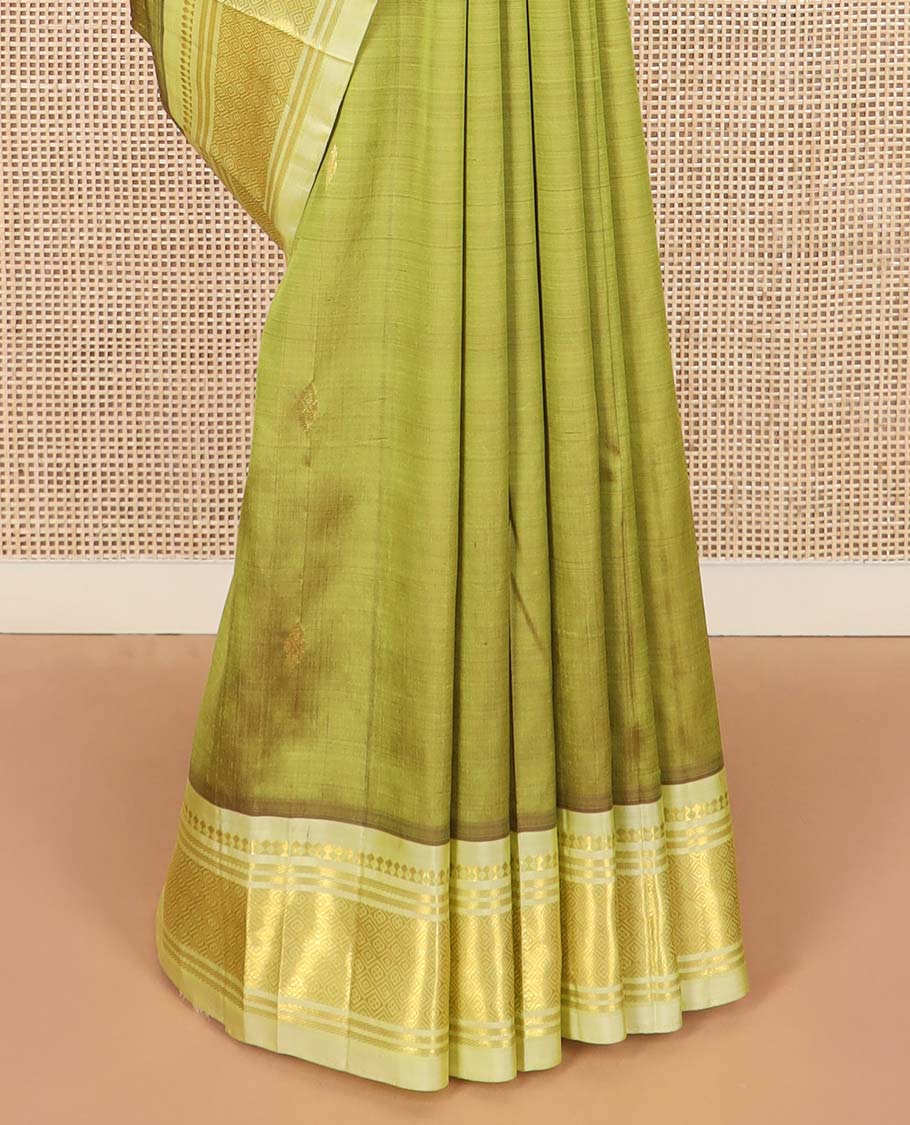 Green zari buttas Kanchipuram silk saree, contrast one-sided border of paneer sombu, banaras, and jaal designs, and floral design pallu
