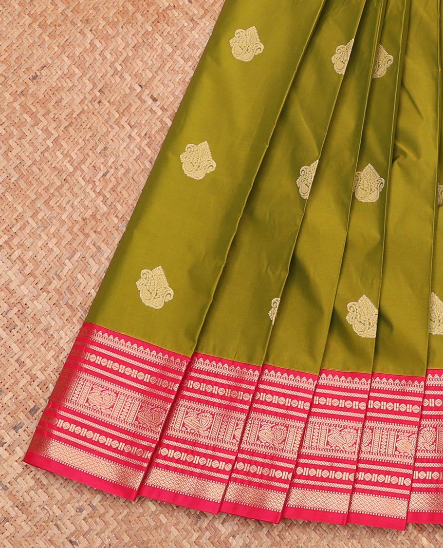 Green Budget Silk Saree, Accentuated with Zari Buttas, Complemented by a Contrast Traditional Zari Border, Grand Pallu, and a Contrast Blouse