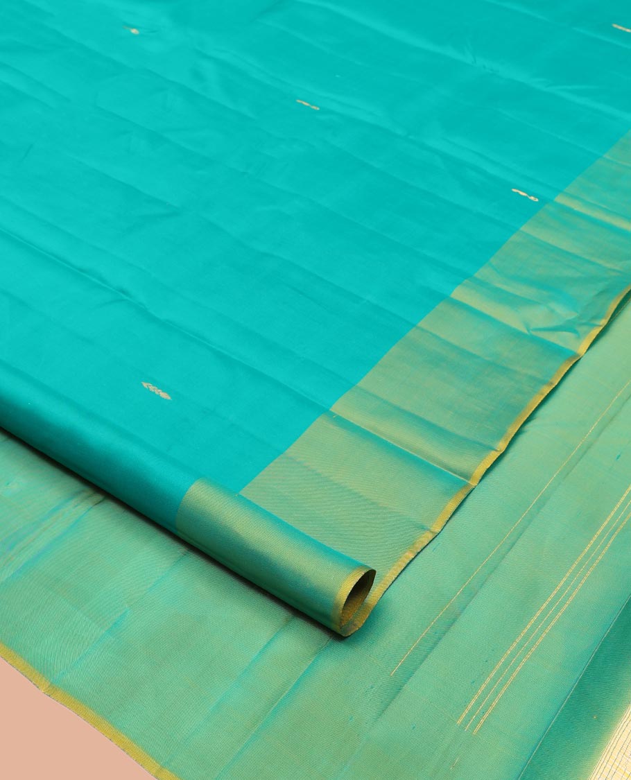 Blue Kanchipuram Silk Saree, Graced with Zari Buttas, Contrast Mayil Border, Floral Design Woven Pallu, and a Contrast Blouse