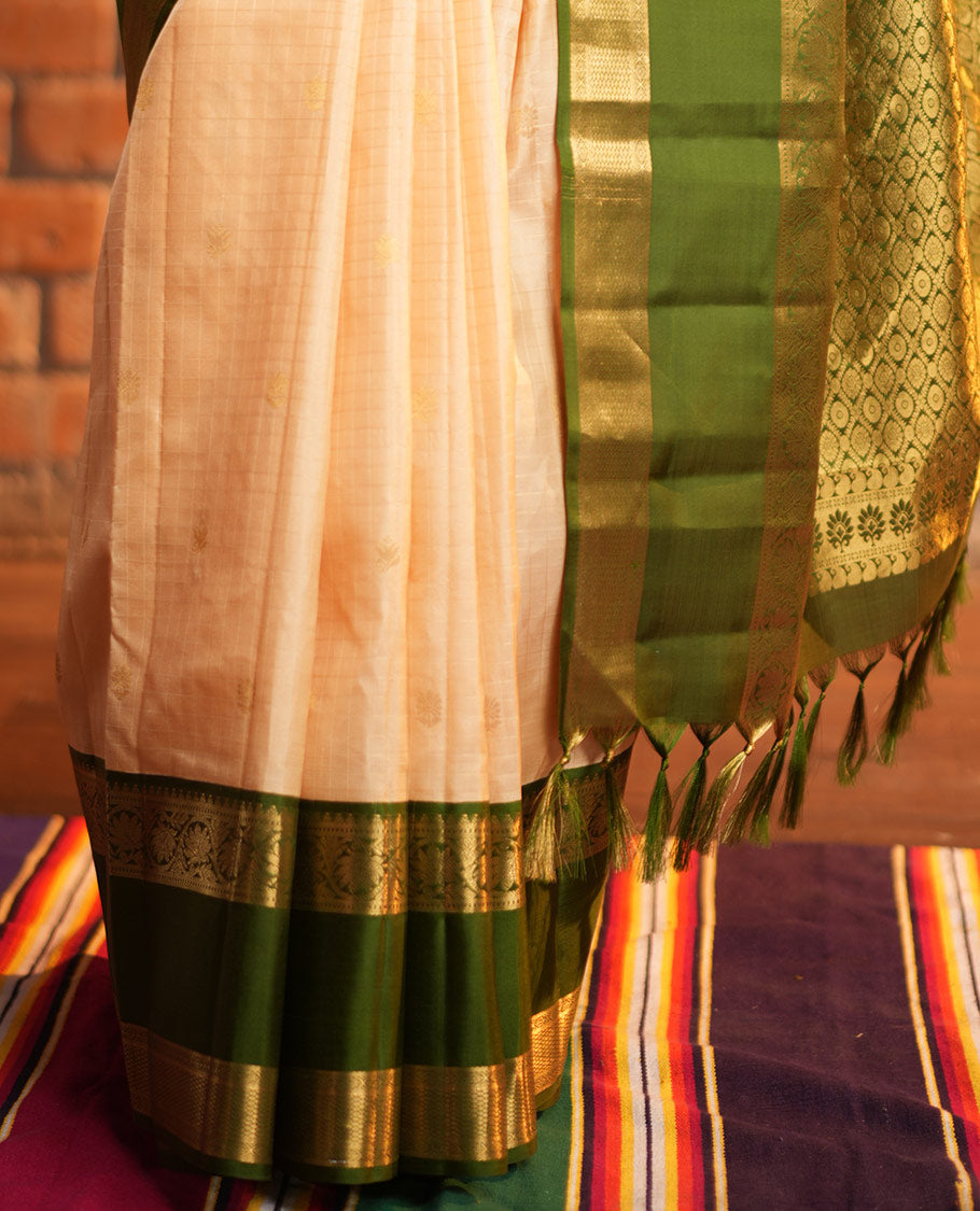 Sandal Vasundhara Silk Saree, Finely Crafted with Zari Buttas and Checked Design, Complemented by a Contrast One-Sided Rettai Pettu Border of Rekku, Laddu Kamalam, Mayil Kann and Kodi Visiry Designs, Grand Jaal Pallu, and Paired with a Contrast Blouse