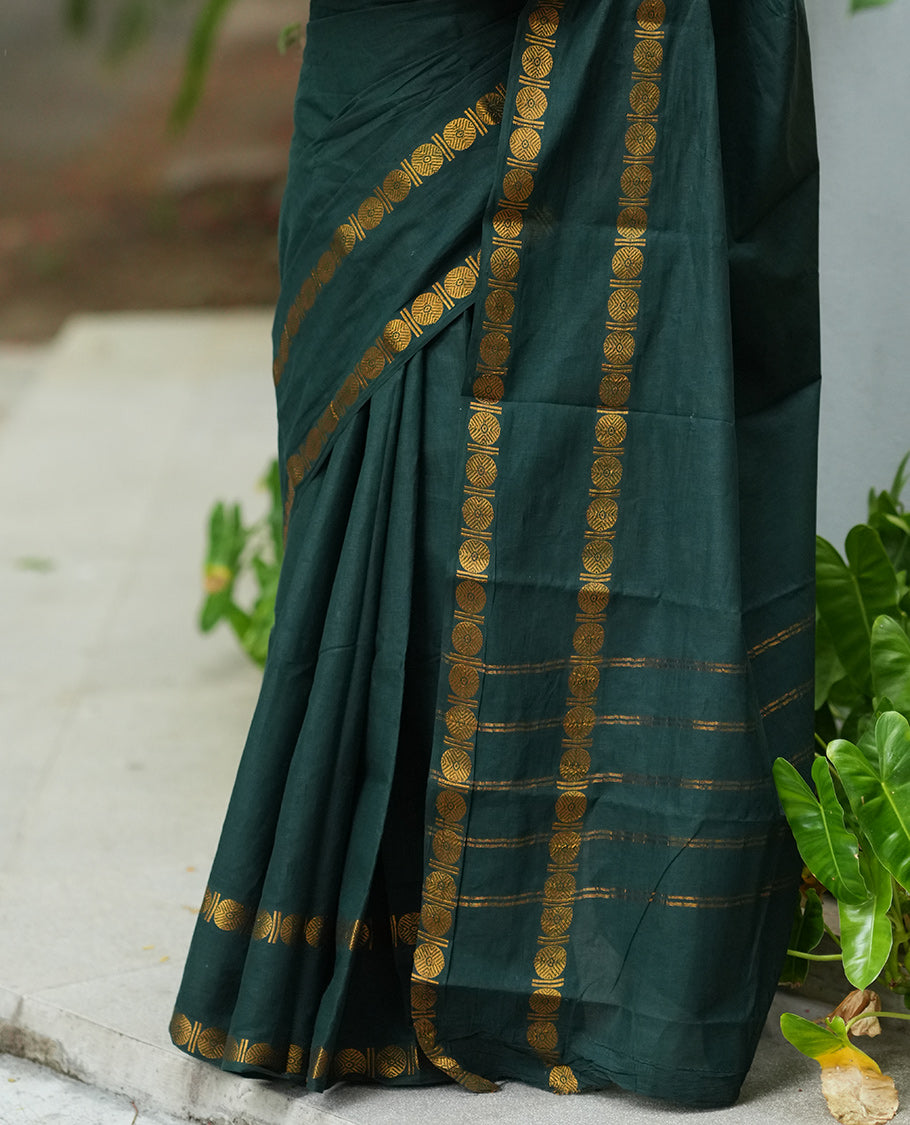 Green Plain Sungudi Cotton Saree, Highlighted by Traditional Rettai Pettu Rudraksham Border, Striped Pallu, and a Matching Blouse