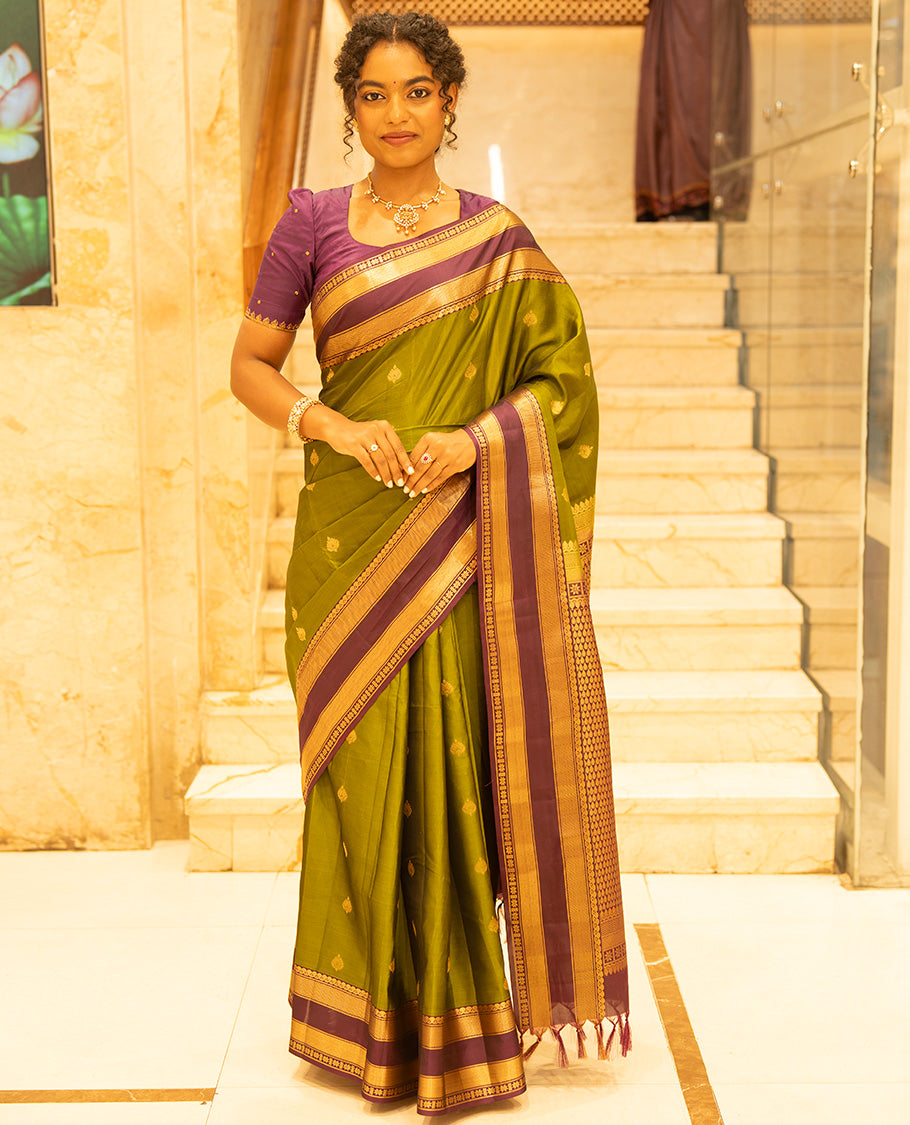 Mehendi Green-Magenta Vasundhara Lite Silk Mix Saree, Enriched with Zari Buttas, Complemented by Contrast Rettai Pettu Border of Salangai, Vanki, Mayil Kann, and Star Vanki Designs, Intricately Designed Pallu, and Paired with a Contrast Blouse