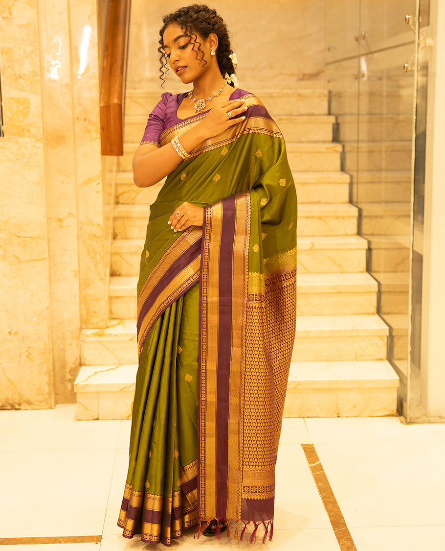 Mehendi Green-Magenta Vasundhara Lite Silk Mix Saree, Enriched with Zari Buttas, Complemented by Contrast Rettai Pettu Border of Salangai, Vanki, Mayil Kann, and Star Vanki Designs, Intricately Designed Pallu, and Paired with a Contrast Blouse