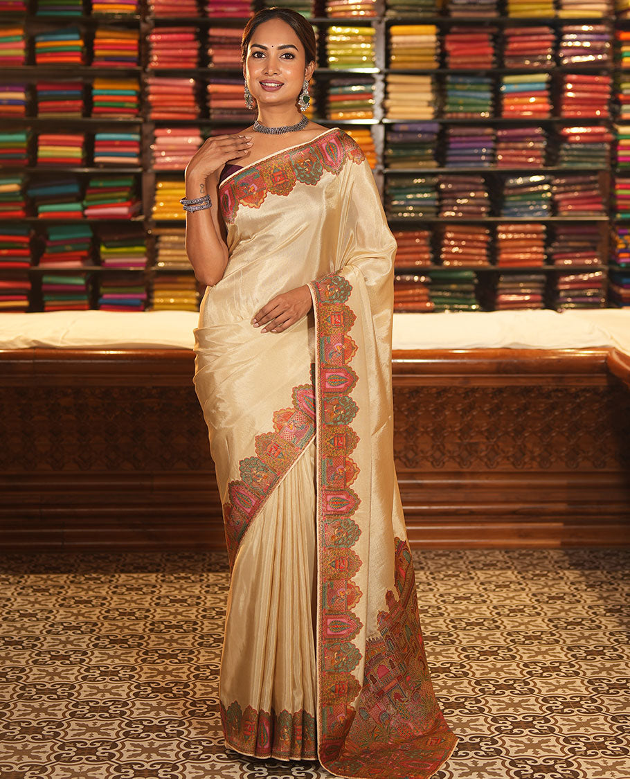 Cream Plain Dola Silk Saree, Complemented by Captivating Contrast Border of Meenakari-style Mughal Human Figurines, Pallu Artfully Pictures Mughal Human Figurines, and Paired with a Matching Blouse
