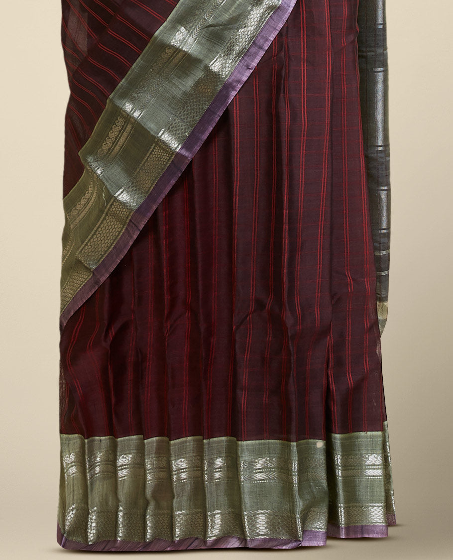 Maroon checked design gadwal silksaree, contrast traditional zari design border & pallu of zari stripes