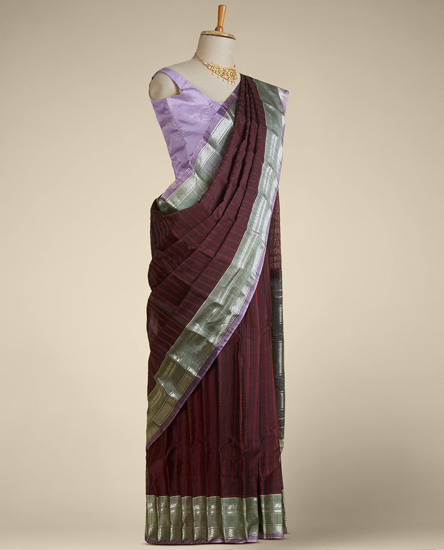 Maroon checked design gadwal silksaree, contrast traditional zari design border & pallu of zari stripes