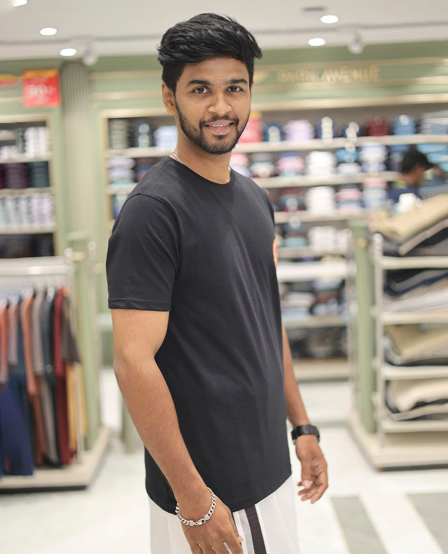 Black Cotton-Blended T-Shirt Comes with Kerala-Themed Kathakali Print, Half-Sleeves, a Round Neck, a Slim Fit, and a Regular Length