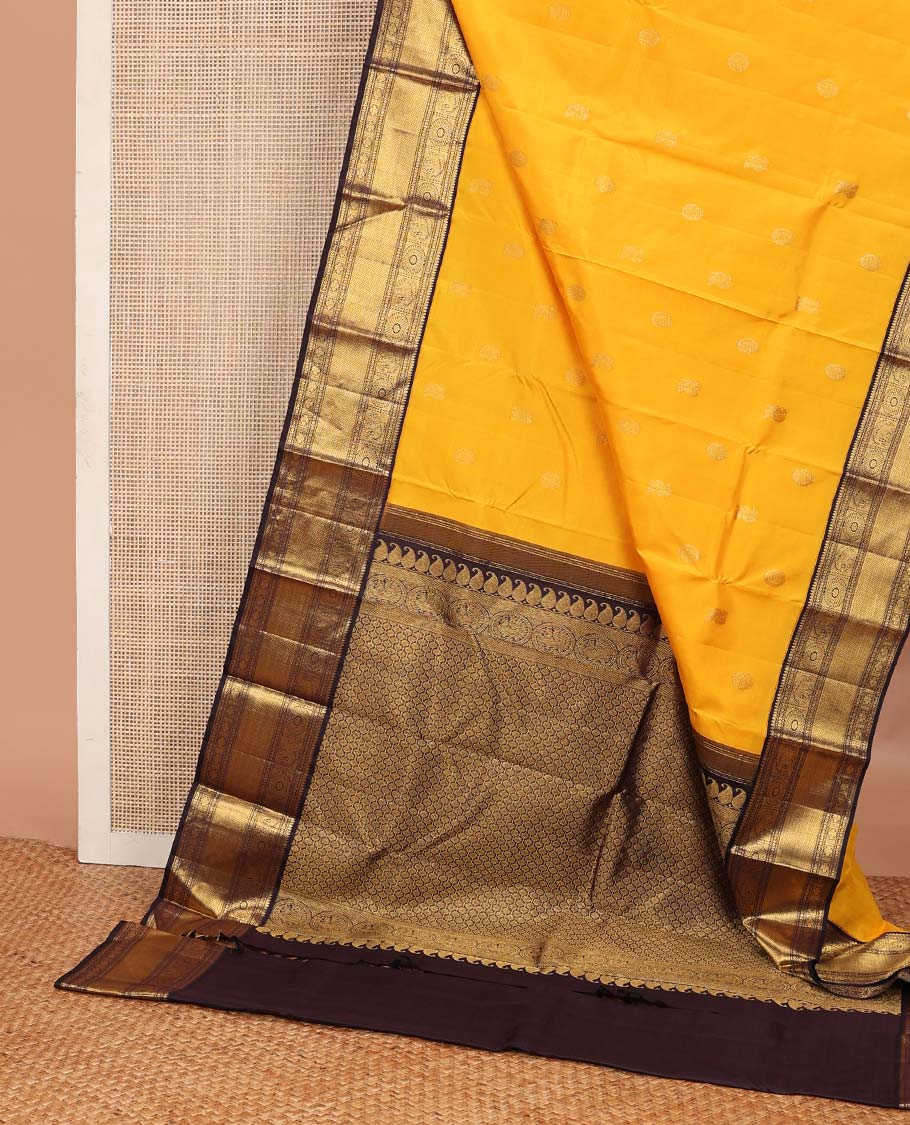 Yellow annam chakram buttas Kanchipuram korvai silk saree, contrast neer korvai border of thilakam mokku,muthu,diamond,round yaanai, chakram, and mayil kann, and pallu of poun designs