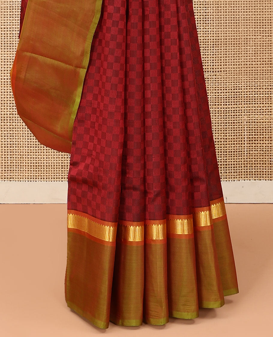 Red payadi kattam Kanchipuram silk saree, contrast kaal erangina border of rekku, and vanki designs, and zari striped pallu