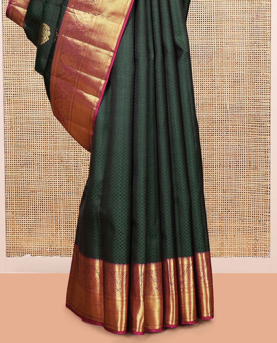 Green Parampara Silk Saree, Adorned with Embossed and Zari Buttas, a Contrast Border of Rekku, Muthu, Mayil, and Vanki Designs, Grand Pallu, and a Contrast Blouse