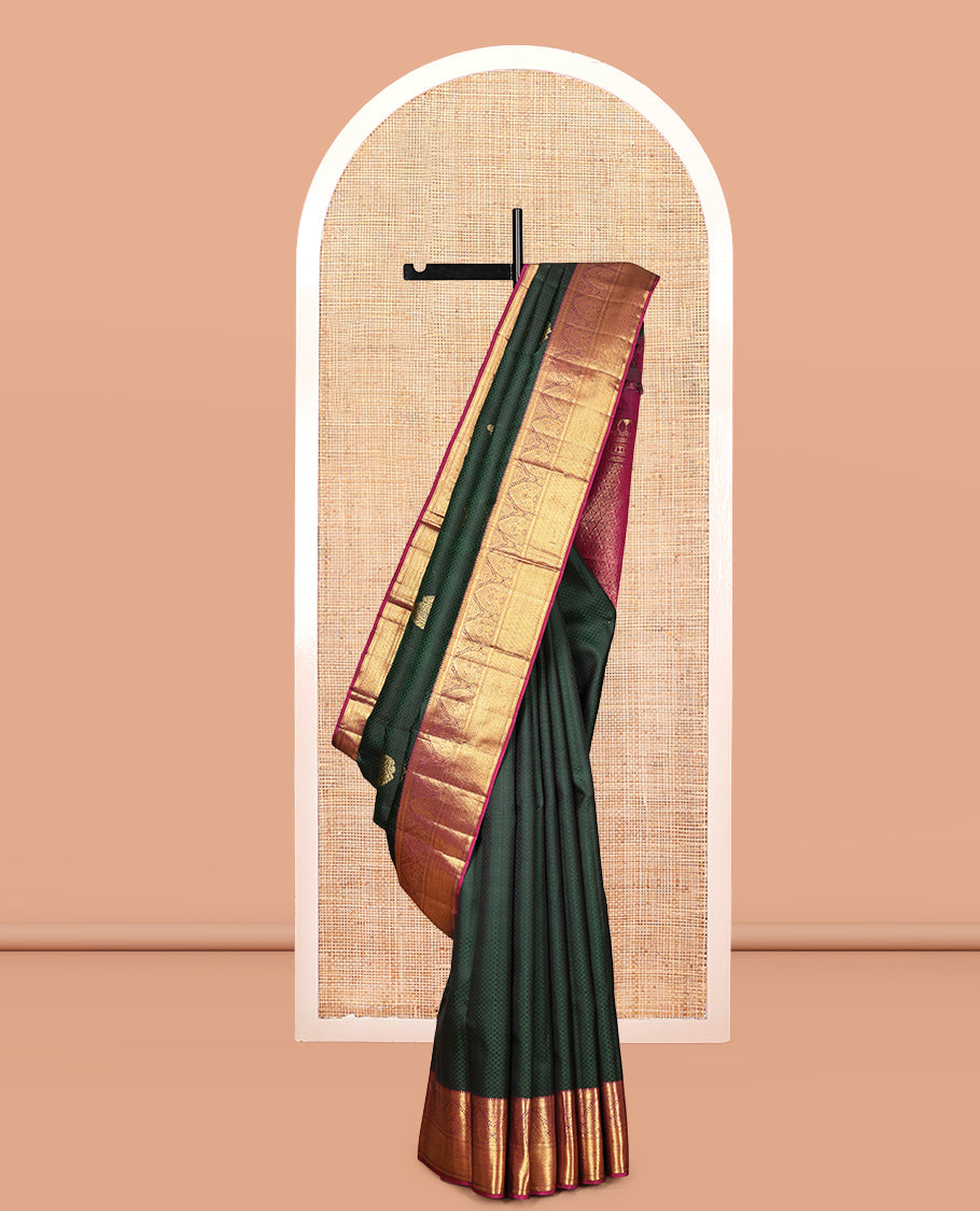 Green Parampara Silk Saree, Adorned with Embossed and Zari Buttas, a Contrast Border of Rekku, Muthu, Mayil, and Vanki Designs, Grand Pallu, and a Contrast Blouse