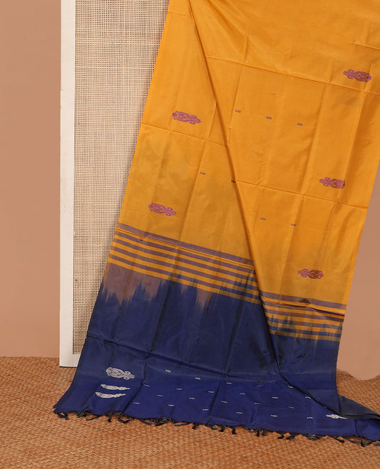 Borderless yellow paisley buttas banana pith saree, contrast pallu of buttas