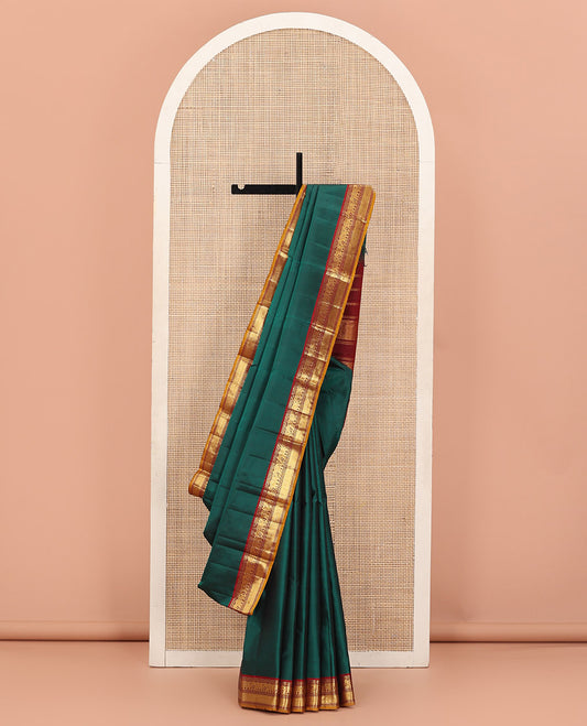 Green Plain Kanchipuram Silk Saree, Complemented by a Contrast Border Featuring Rekku, Muthu, Neli, Yaanai, and Vanki Designs, Gleaming Zari Pallu, and Paired with a Contrast Blouse
