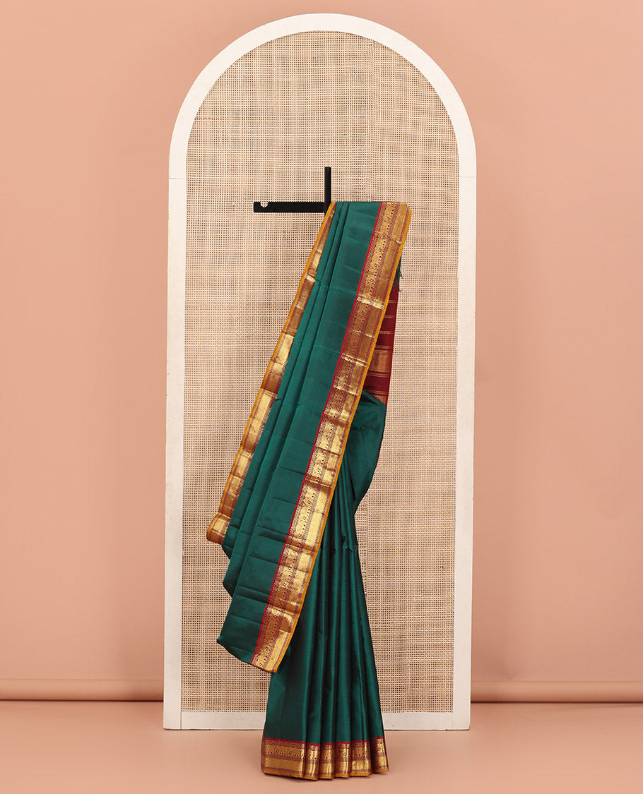 Green Plain Kanchipuram Silk Saree, Complemented by a Contrast Border Featuring Rekku, Muthu, Neli, Yaanai, and Vanki Designs, Gleaming Zari Pallu, and Paired with a Contrast Blouse
