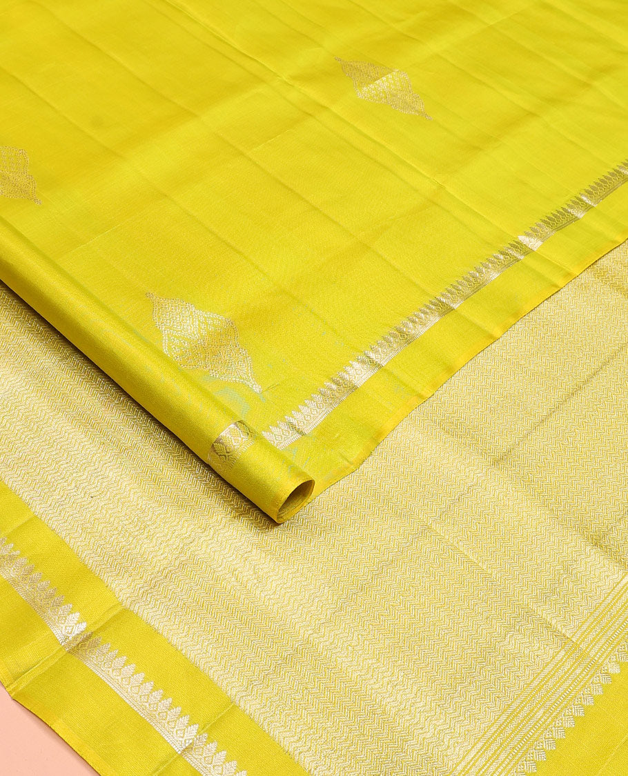 Green zari buttas soft silk saree, zari kaal erangina border of thilakam mokku, muthu, and banaras, and pallu of vanki designs