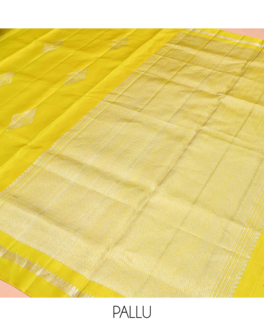 Green zari buttas soft silk saree, zari kaal erangina border of thilakam mokku, muthu, and banaras, and pallu of vanki designs