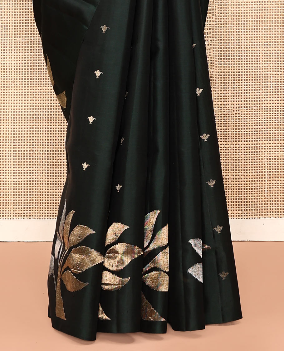 Borderless Green Mayuri Soft Silk Saree, Gleamed Up with Floral Zari Buttas All Over Its Body, Sparsely Woven Pallu of Diagonal Designs, and Paired with a Matching Blouse