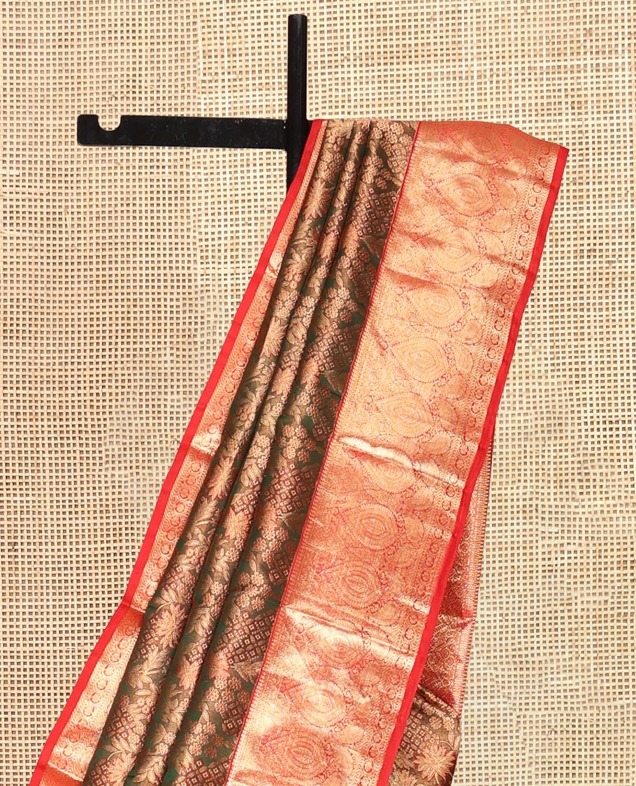 Green Kanchipuram Wedding Silk Saree, Adorned with Jacquard Design, a Contrast Border of Traditional Zari Design, Grand Pallu, and a Contrast Blouse