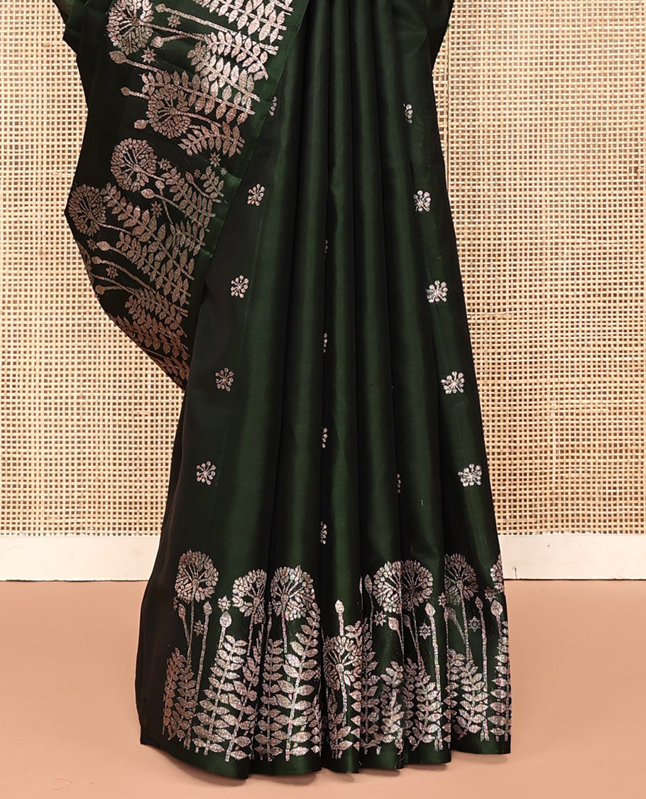 Borderless Green Mayuri Soft Silk Saree, Artfully Detailed with Floral Buttas All Over Its Body, Highlighted by Zari Border of Floral Designs, Opulently Embellished Pallu of Leaf Vine, and Paired with a Matching Blouse
