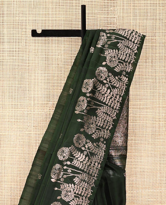 Borderless Green Mayuri Soft Silk Saree, Artfully Detailed with Floral Buttas All Over Its Body, Highlighted by Zari Border of Floral Designs, Opulently Embellished Pallu of Leaf Vine, and Paired with a Matching Blouse