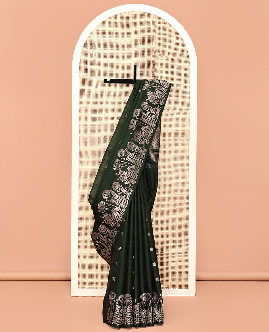 Borderless Green Mayuri Soft Silk Saree, Artfully Detailed with Floral Buttas All Over Its Body, Highlighted by Zari Border of Floral Designs, Opulently Embellished Pallu of Leaf Vine, and Paired with a Matching Blouse