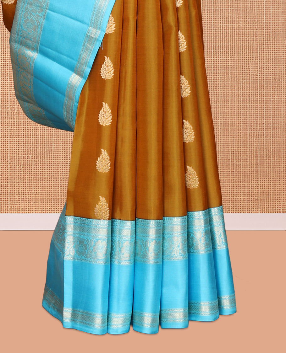 Mustard Vasundhara Silk Saree, Woven with Zari Buttas, Contrast Rettai Pettu Border of Thilakam Mokku, Neli, Mayil Kann, and Kodi Visiry Designs, Grand Pallu, and a Contrast Blouse