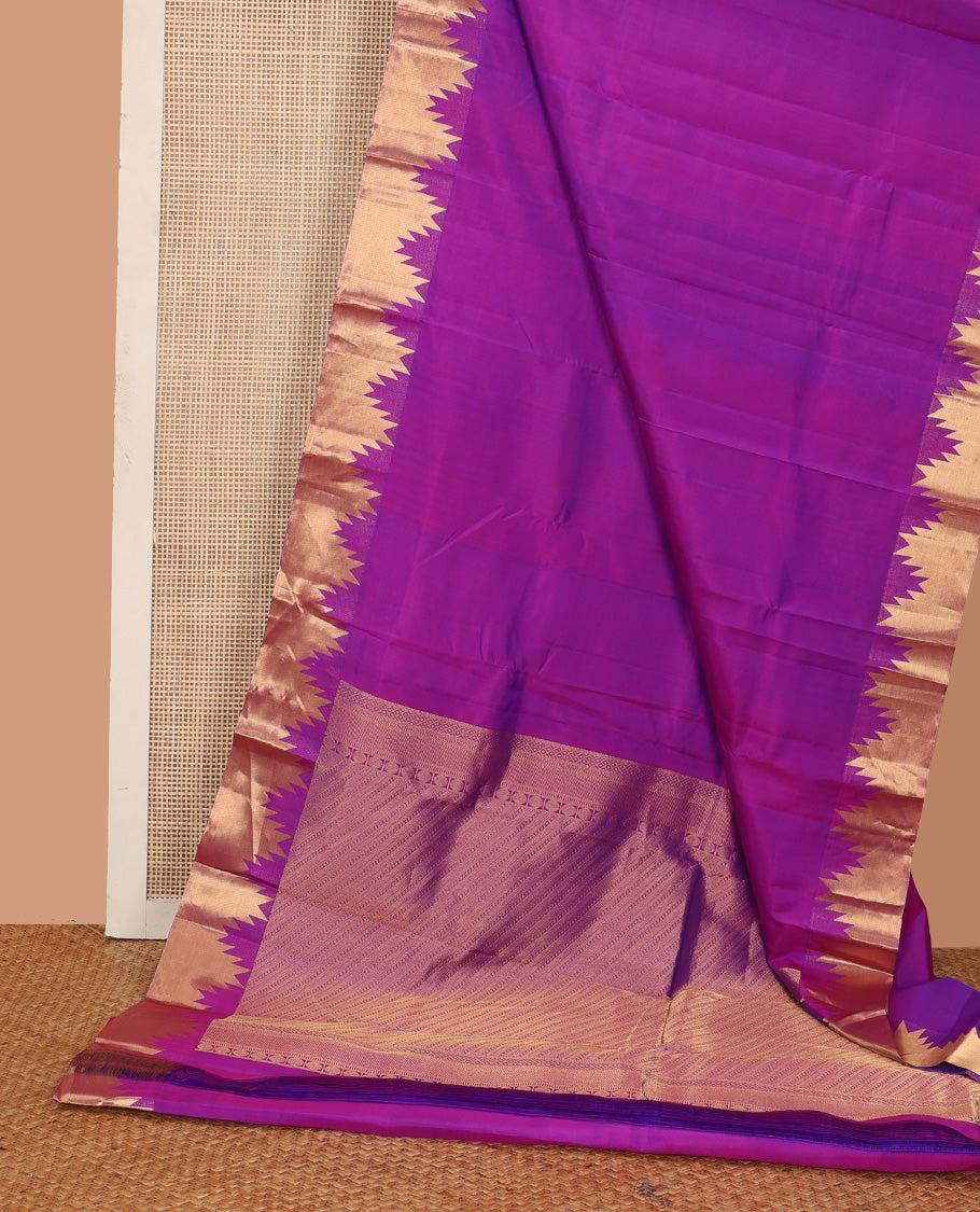 Rani pink plain Kanchipuram silk saree, thazampoo rekku zari border, and diagonally woven geometric patterned pallu