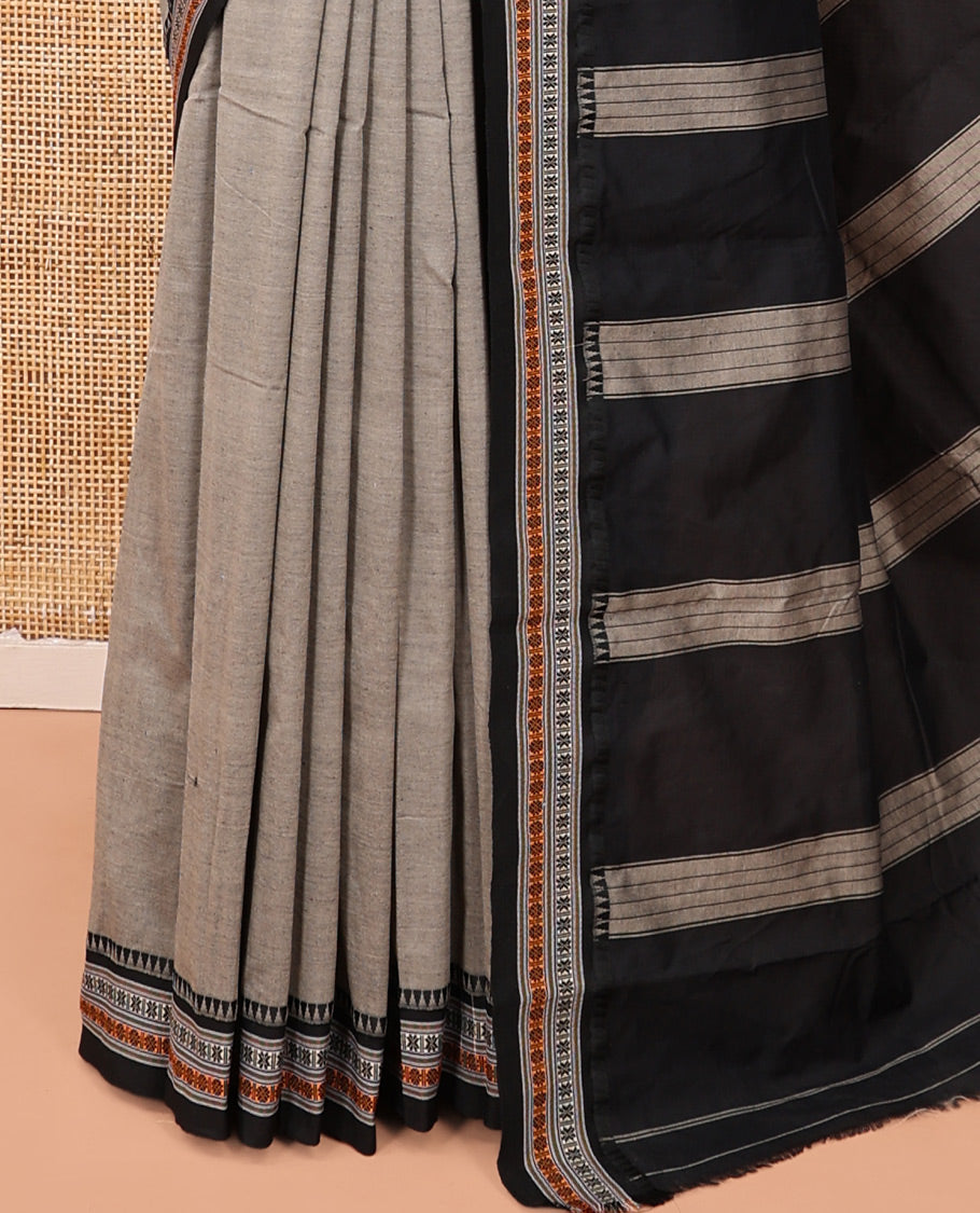 Grey Plain Narayanpet Cotton Saree, Complemented by a Contrast Traditional Thread Temple Border, Striped Pallu, and a Matching Blouse