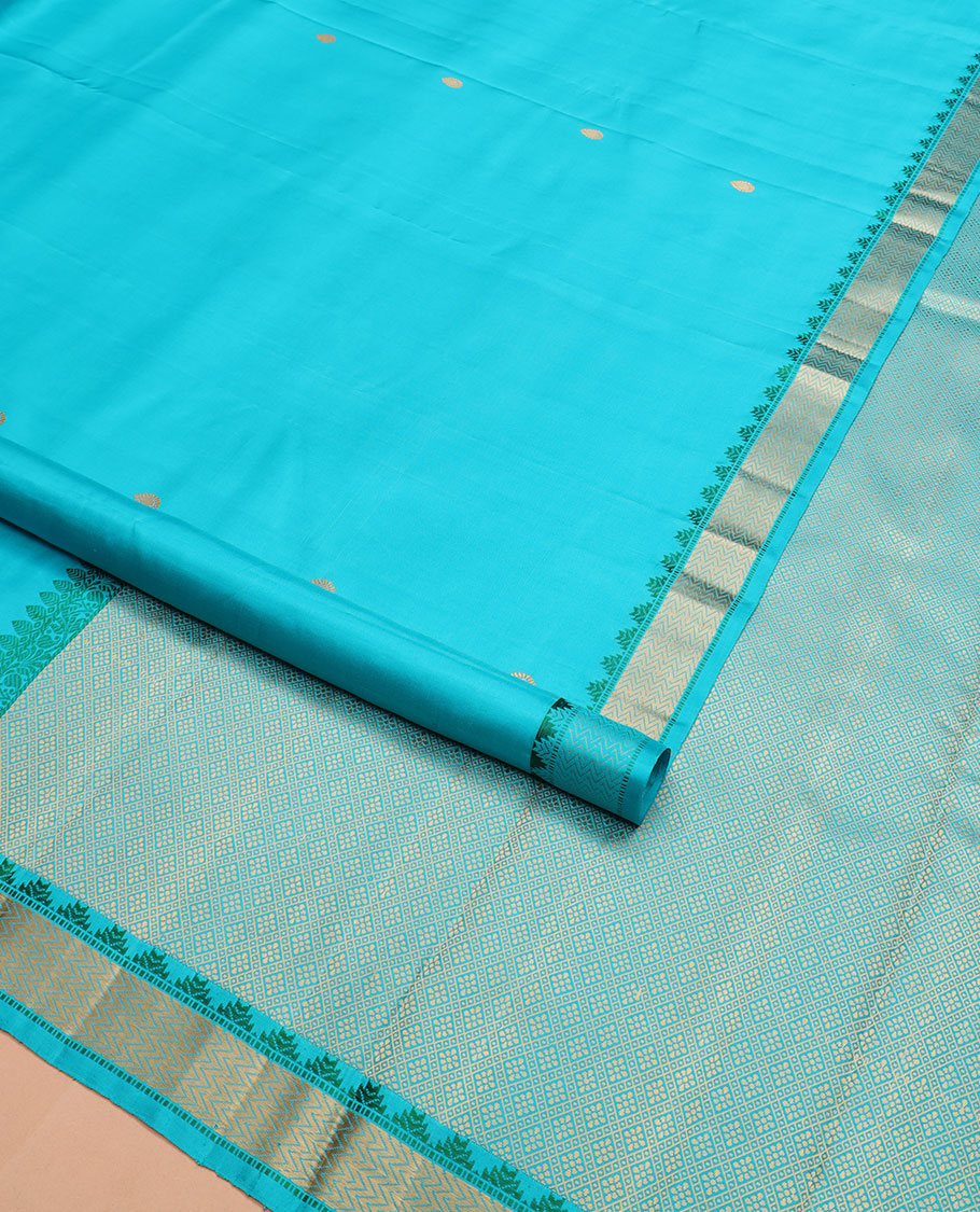 Blue buttas Kanchipuram silk saree, self-border of thazampoo rekku, and vanki designs, and pallu of thilakam mokku, manga mokku, and jaal designs