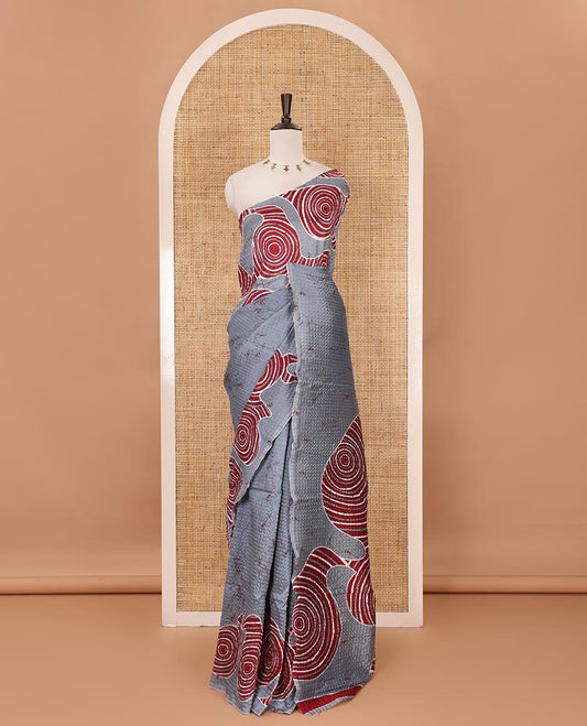 Borderless grey abstract-geometric printed crushed litchi saree, printed pallu & running blouse