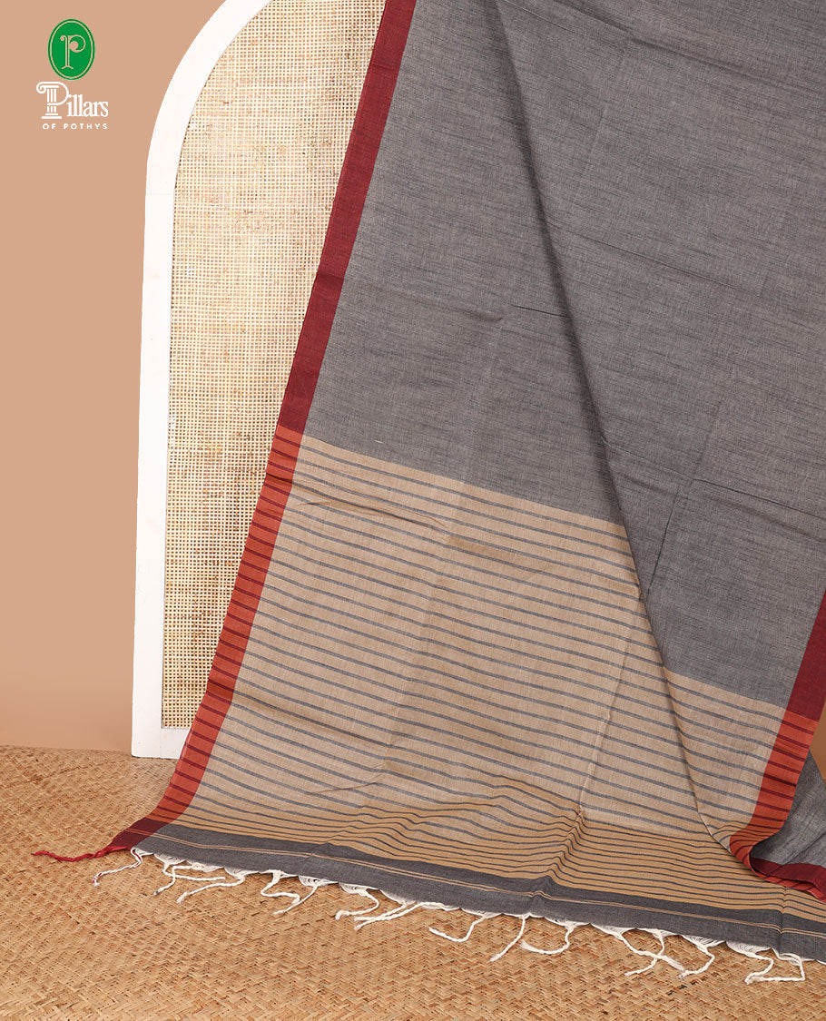 Grey jute cotton saree with contrast piping border & lining pallu along with contrast lining blouse