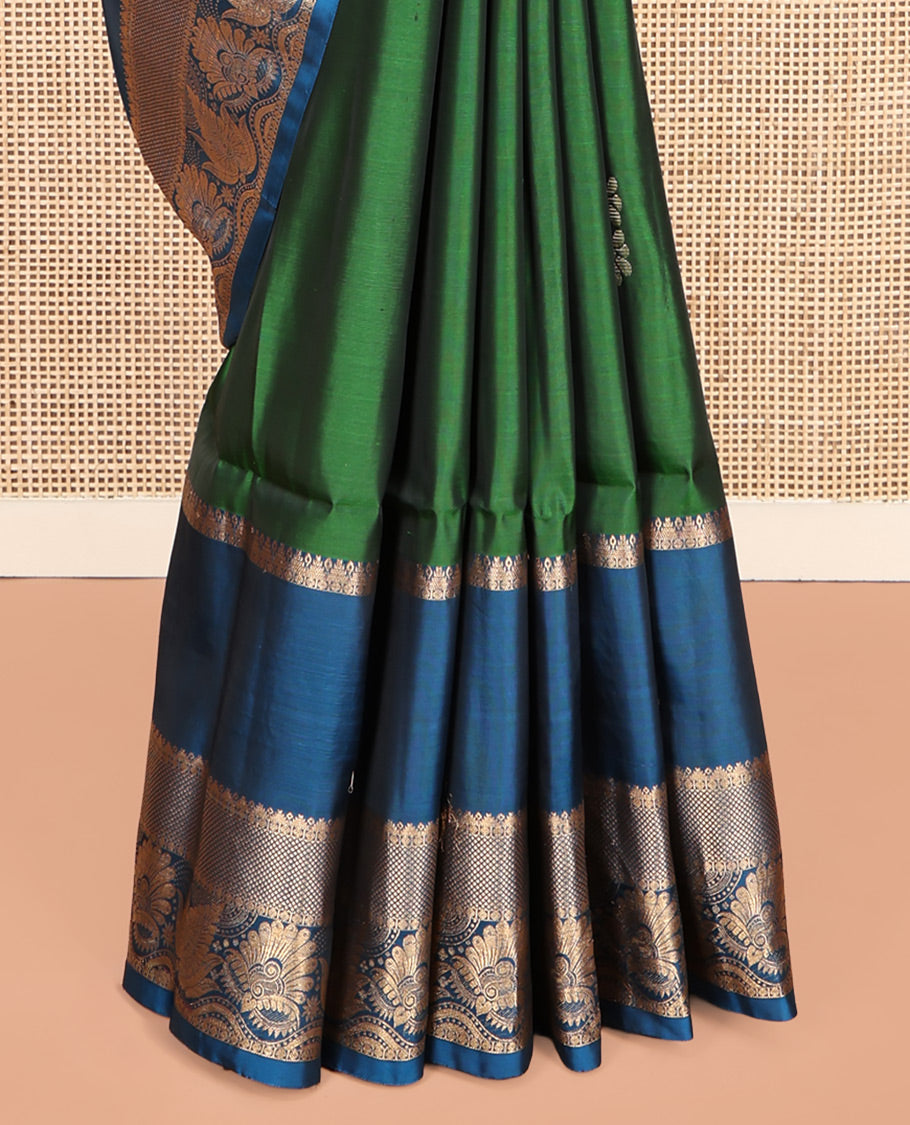 Green Uppada Silk Saree, Adorned with Zari Buttas, Complemented by a Contrast Traditional Zari Border, Grand Pallu, and a Contrast Blouse