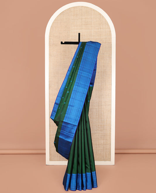 Green Kanchipuram Silk Saree, Enlivened with Mayil and Chakram Thread Buttas on Its Body, Complemented by a Contrast Border of Rekku, Kamalam, Poun, Chakram, Kuyil Kann, and Then Kuli Kann Designs, Jaal Design Pallu, and Paired with a Contrast Blouse