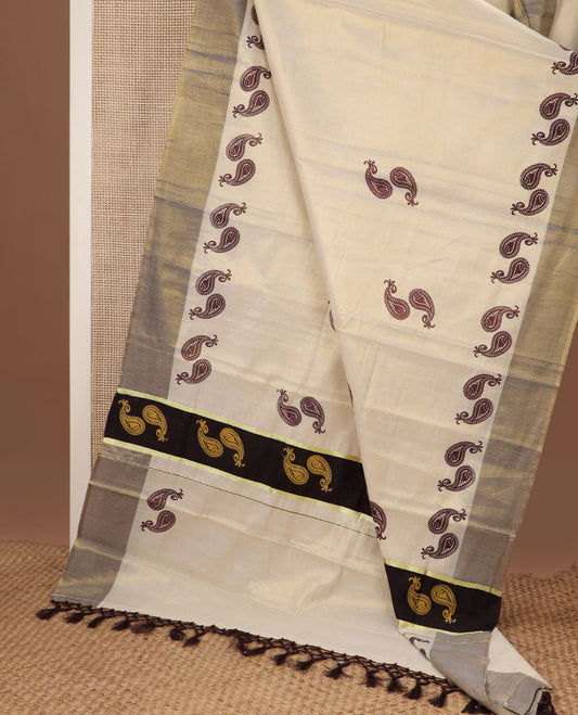 Cream paisley buttas printed Kerala saree, bavanji border, and pallu of paisleys