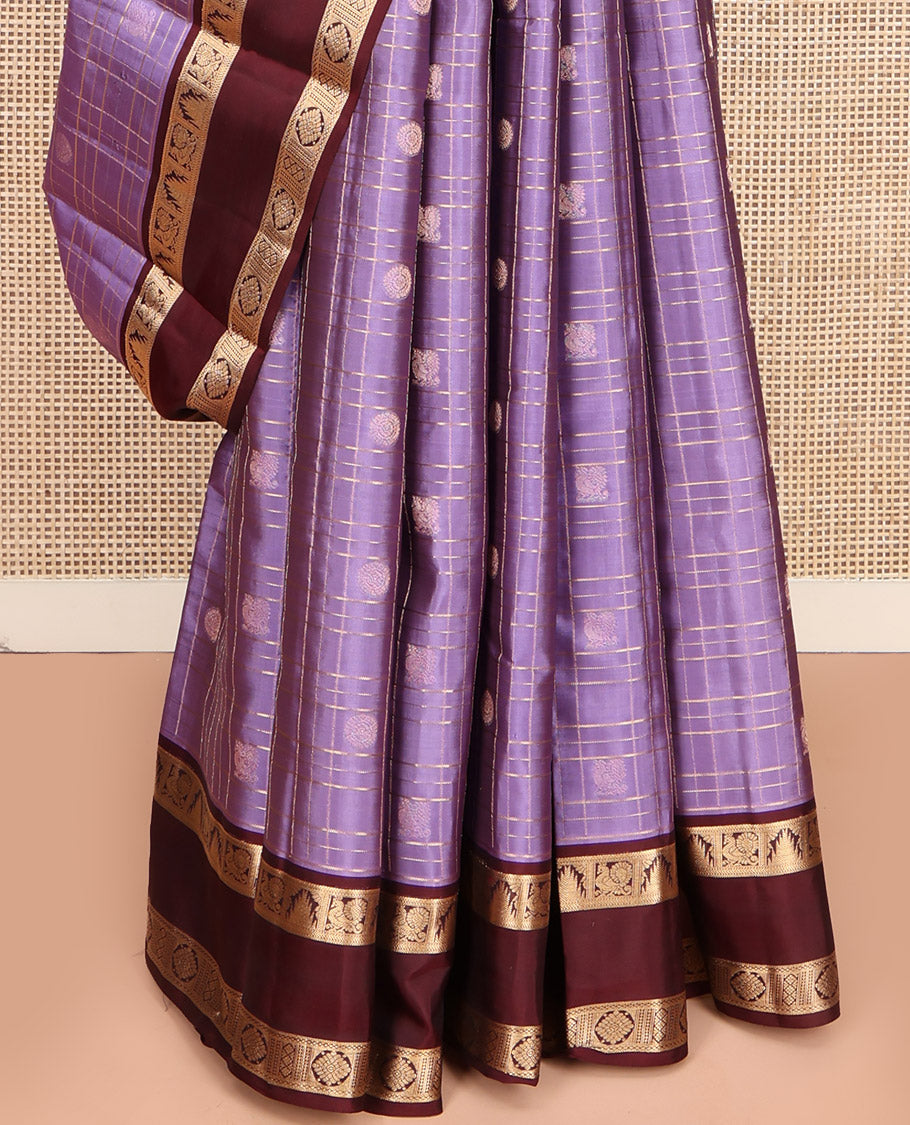 Lavender Vasundhara Lite Silk Mix Saree, Enriched with Mayil Chakram Butta Enclosed Checks, Complemented by a Contrast Rettai Pettu Border of Thazampoo Rekku, Mayil, and Chakram Designs, Boldly Accentuated Pallu, and Paired with a Contrast Blouse