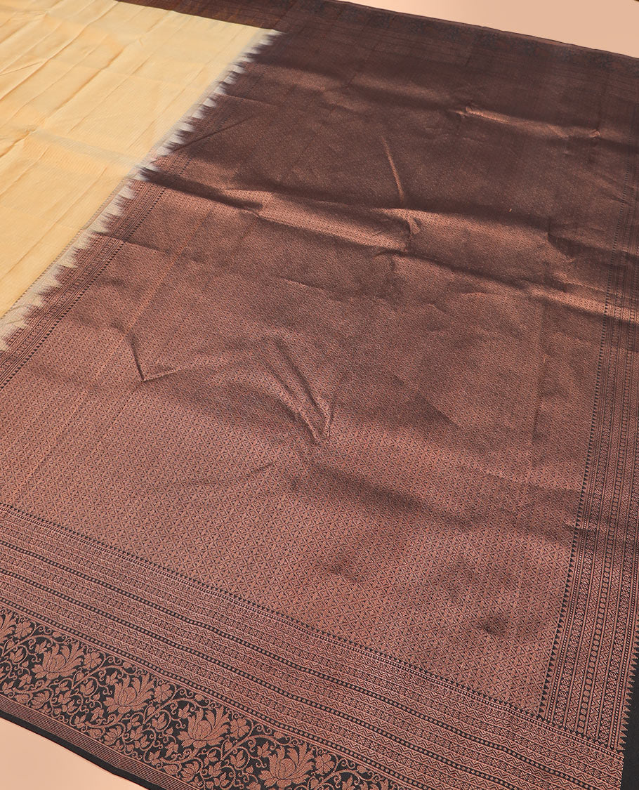 Sandal plain silk saree, contrast border of rekku, muthu, neli, and kodi visiry designs, and jaal pallu