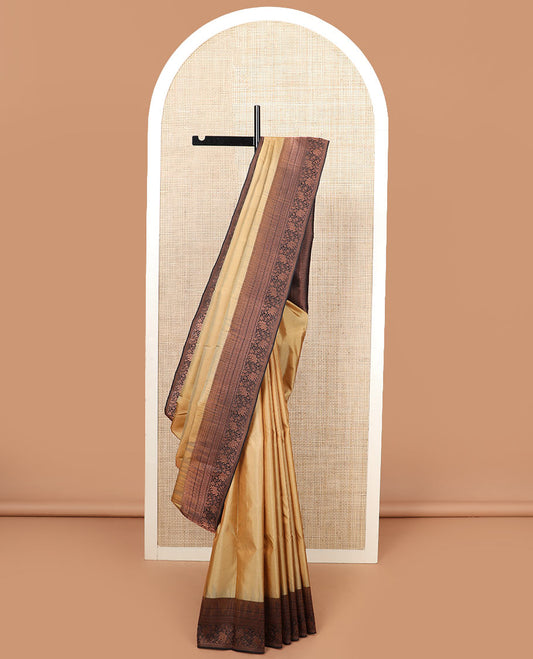 Sandal plain silk saree, contrast border of rekku, muthu, neli, and kodi visiry designs, and jaal pallu