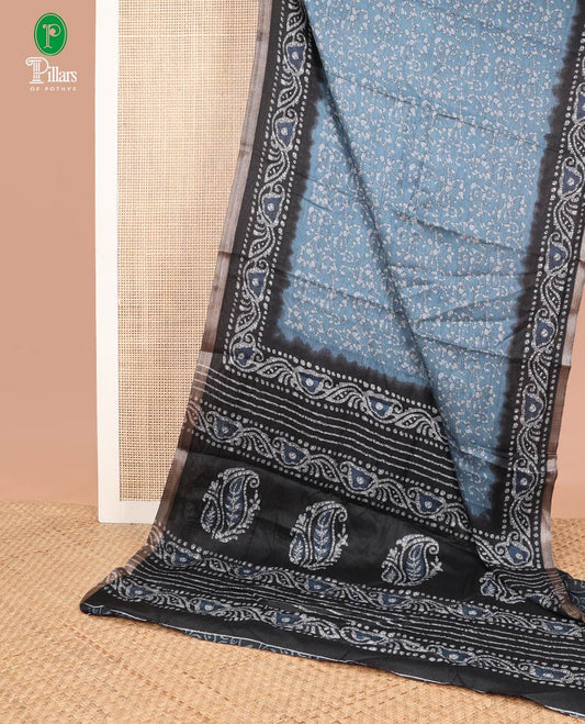 Sky blue pathick print kicha khathi silk saree with contrast pathick print border & pathick print pallu along with printed blouse