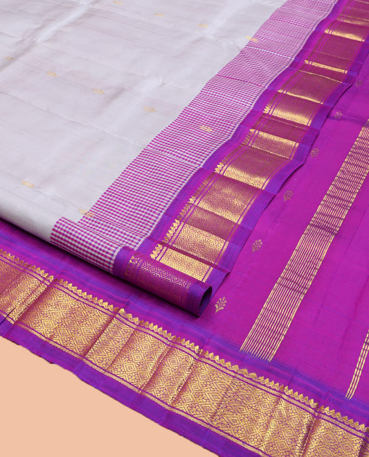 Grey Kanchipuram Silk Saree, Adorned with Zari Buttas on Its Body, Complemented by a Contrast One-Sided Korvai Border of Thilakam Mokku, Banaras, and Jaal Designs, Pallu Depicts Zari Designs, and Comes Without a Blouse