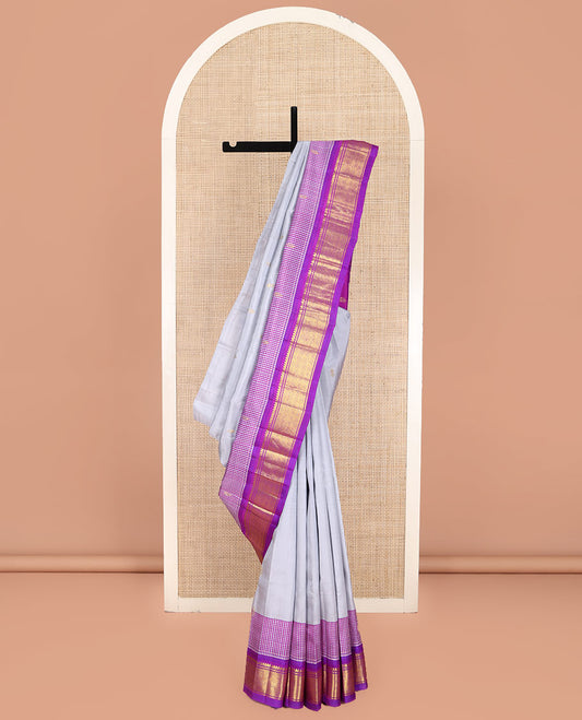 Grey Kanchipuram Silk Saree, Adorned with Zari Buttas on Its Body, Complemented by a Contrast One-Sided Korvai Border of Thilakam Mokku, Banaras, and Jaal Designs, Pallu Depicts Zari Designs, and Comes Without a Blouse