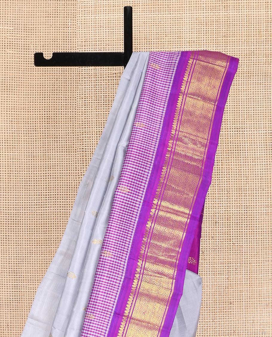 Grey Kanchipuram Silk Saree, Adorned with Zari Buttas on Its Body, Complemented by a Contrast One-Sided Korvai Border of Thilakam Mokku, Banaras, and Jaal Designs, Pallu Depicts Zari Designs, and Comes Without a Blouse